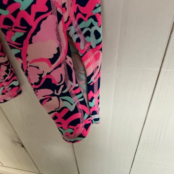 Lilly Pulitzer Luxletic Cropped Leggings Lobstah Roll Print Women’s Large EUC - Picture 2 of 11
